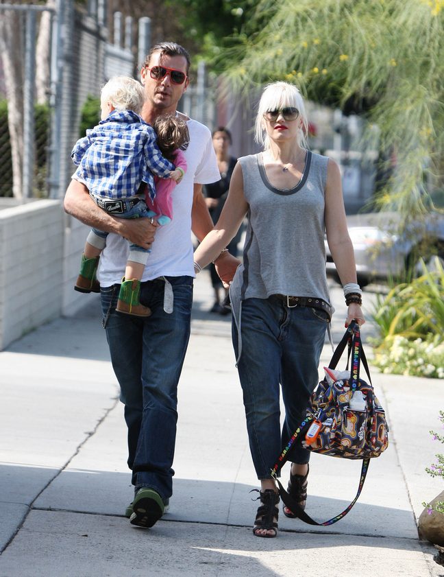 Gwen Stefani gray tank tops, baggy rolled jeans, belt, sandals, diaper bag, Gavin Rossdale, white tshirt, jeans, ponytail